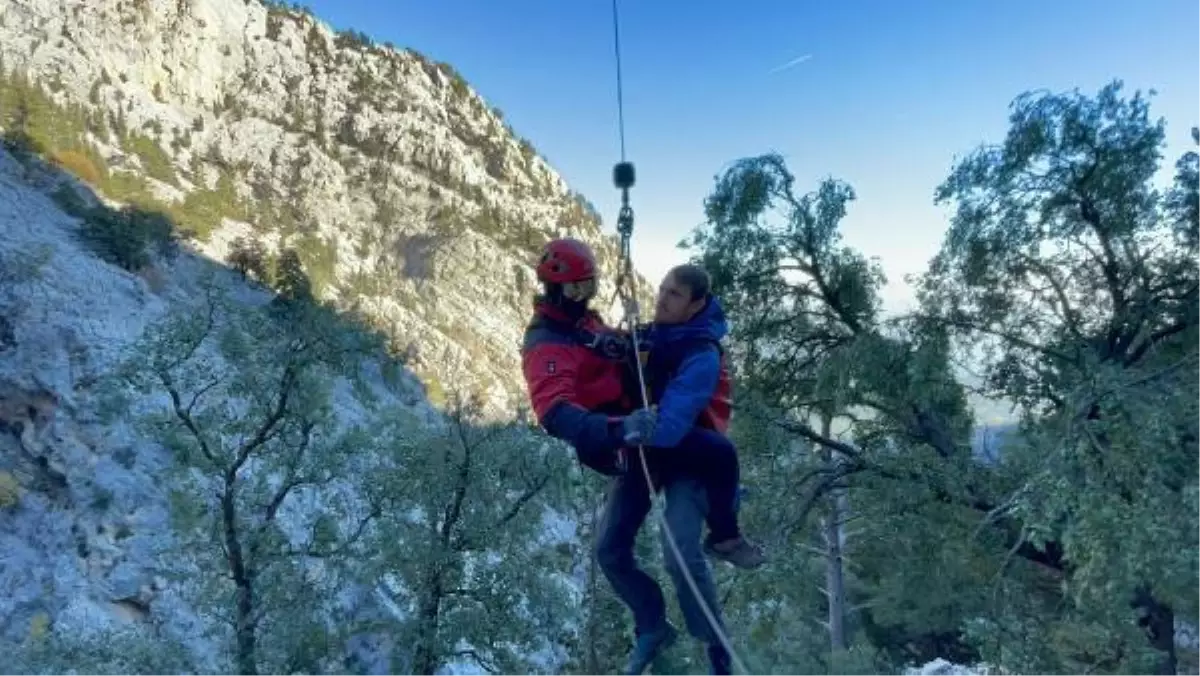 DAĞ YÜRÜYÜŞÜNDE MAHSUR KALAN RUS TURİSTLER KURTARILDI