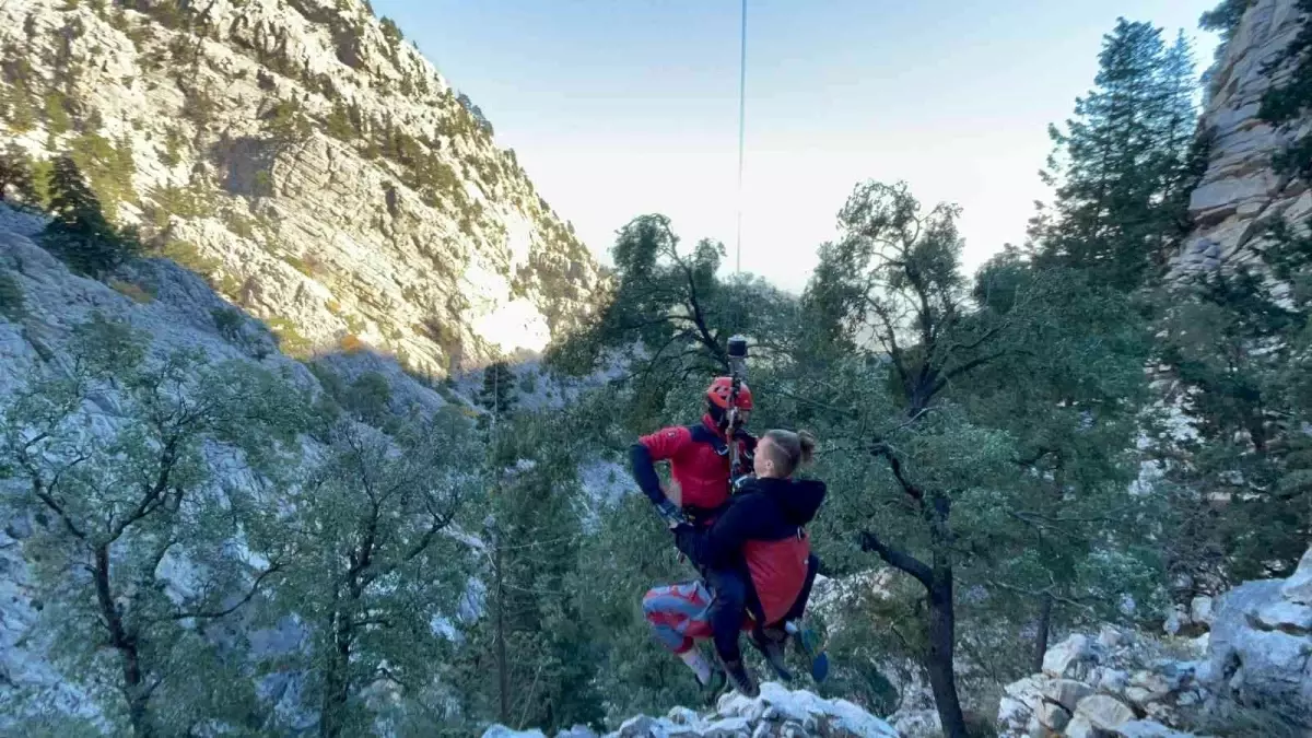 Dağda mahsur kalan 4 Rus turist helikopterle kurtarıldı