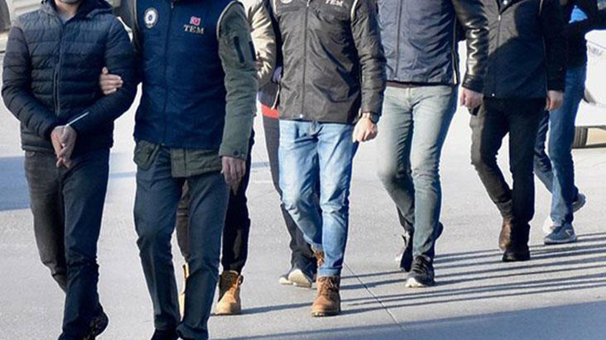 Diyarbakır\'da polis aracına düzenlenen bombalı terör saldırısına ilişkin gözaltına alınan 4 şüpheli tutuklandı