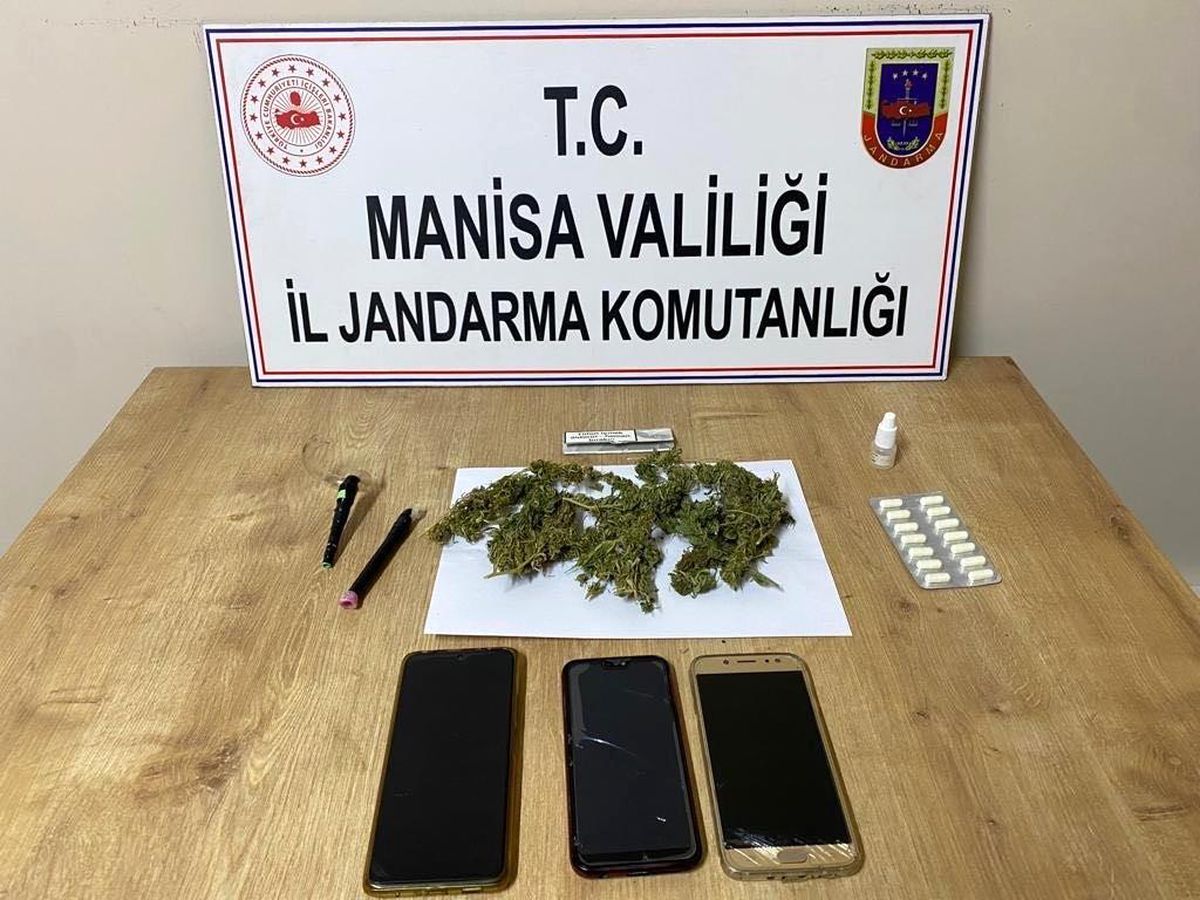 Durdurulan araçta esrarla yakalandılar