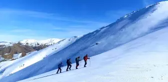Elazığ'da dağcılar beyaza bürünen 2 bin 620 metre yüksekliğindeki Akdağ'a tırmandı
