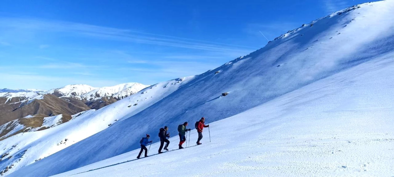 Elazığ\'da dağcılar beyaza bürünen 2 bin 620 metre yüksekliğindeki Akdağ\'a tırmandı