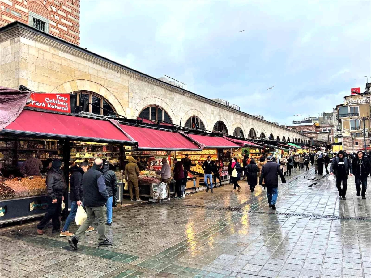 Eminönü'nde kuruyemişler yılbaşı öncesi tezgahları süsledi