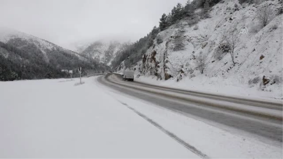 GÜMÜŞHANE - Zigana Dağı\'nda kar ve sis etkili oldu