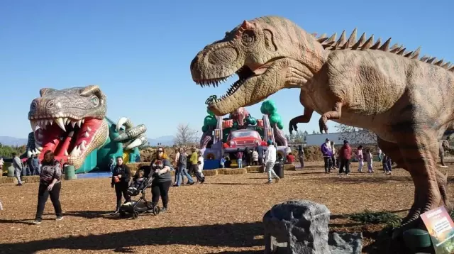 Güney Kaliforniya'da Büyük Dinozor Sergisi