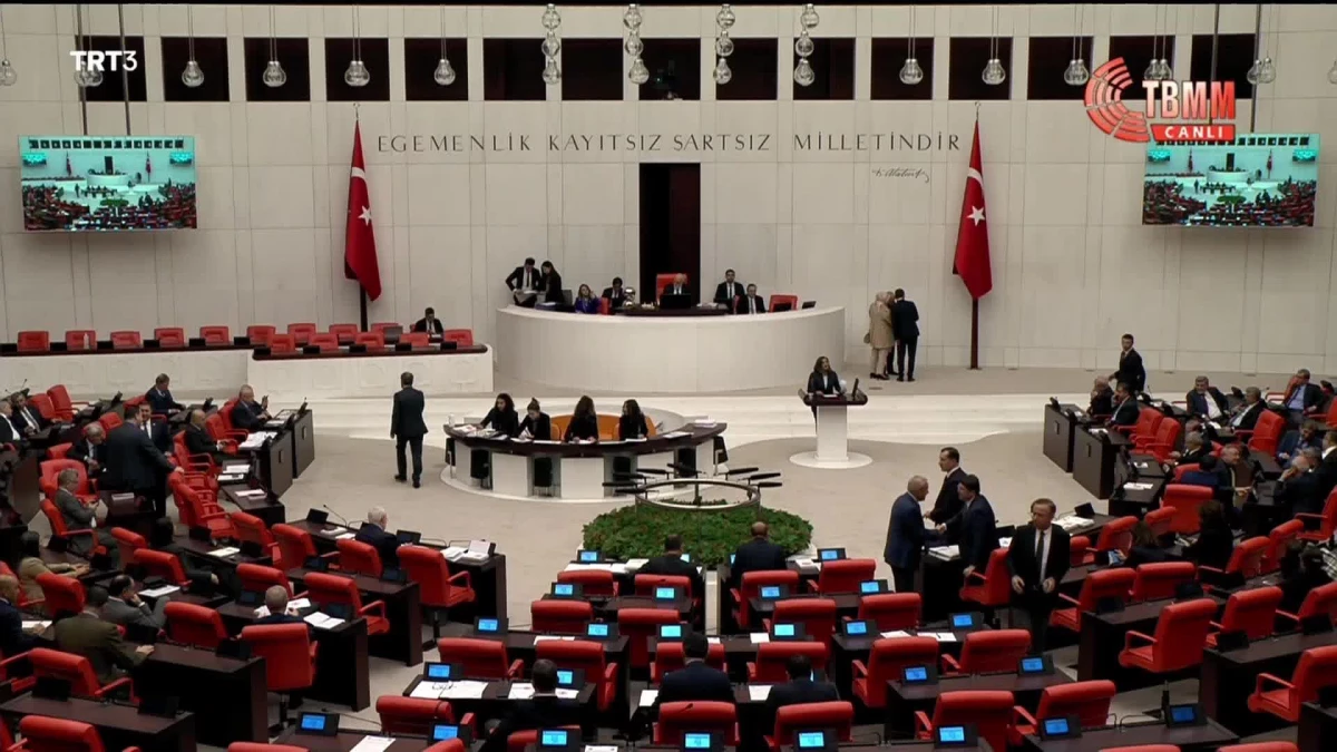 Hdp\'nin Demokratik Siyasetin Önündeki Engellerin Araştırılması Önerisi AKP ve MHP Milletvekillerinin Oylarıyla Reddedildi