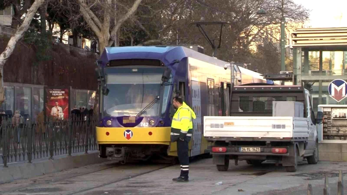 Kabataş\'ta raydan çıkarak kaza yapan tramvay kaldırıldı