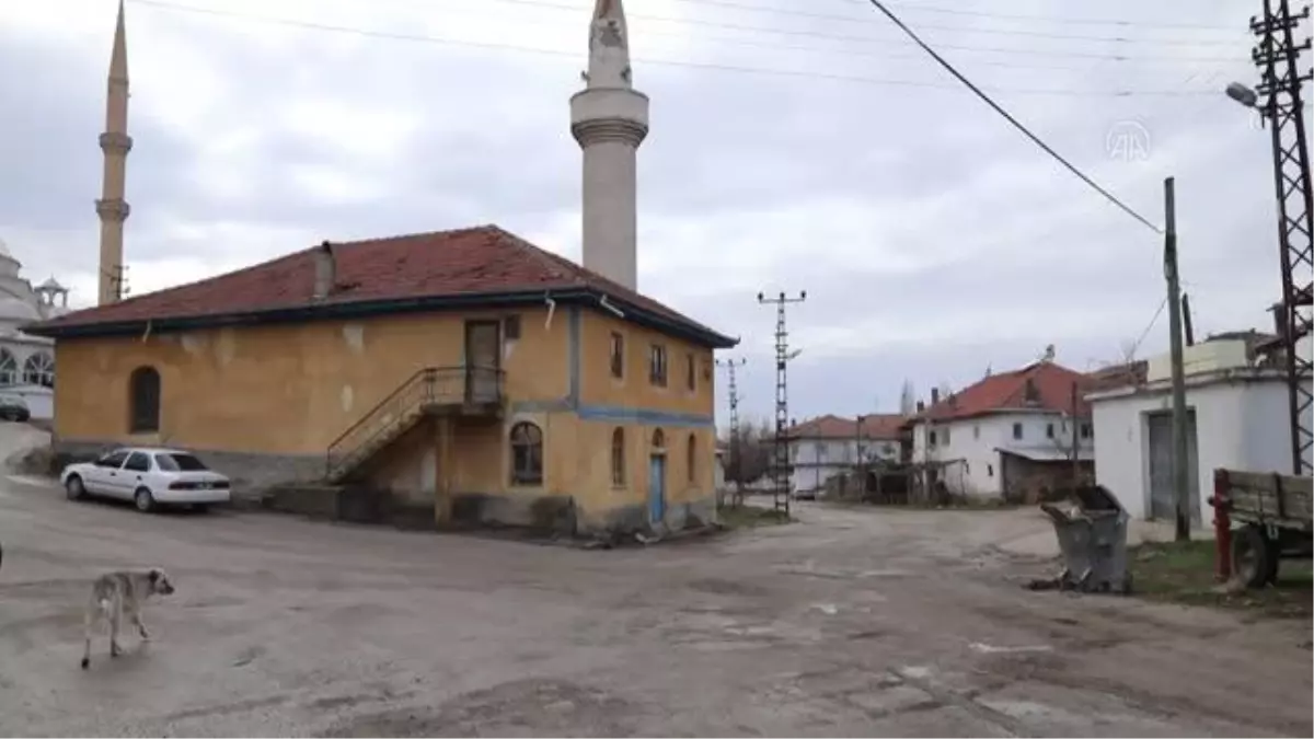 Kadınlar Çubuk Belediyesinin kurduğu taş fırında imece usulü ekmek üretiyor