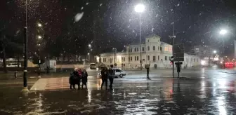 Kar yağışı etkisini gösterdi, bazı sürücüler yolda kaldı