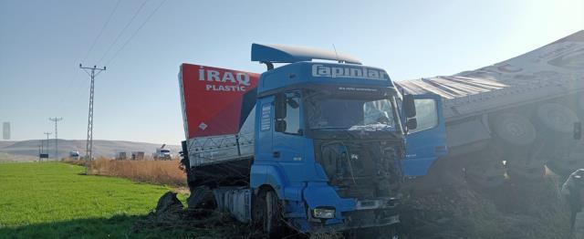 Karşı şeriden geçen TIR'ın 4 kişinin ölümüne neden olduğu kaza kamerada