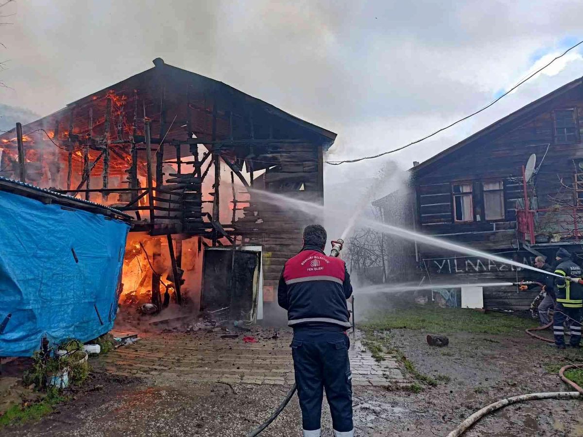 Kastamonu\'da korkutan yangın! 100 yıllık ahşap ev küle döndü