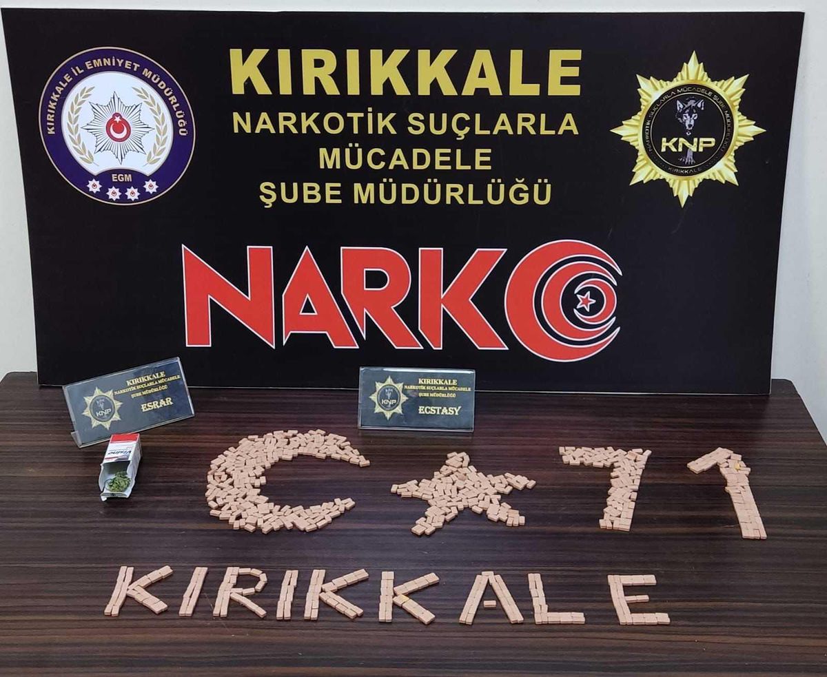 Kırıkkale\'de bagajında uyuşturucu bulunan otomobildeki 2 zanlı tutuklandı