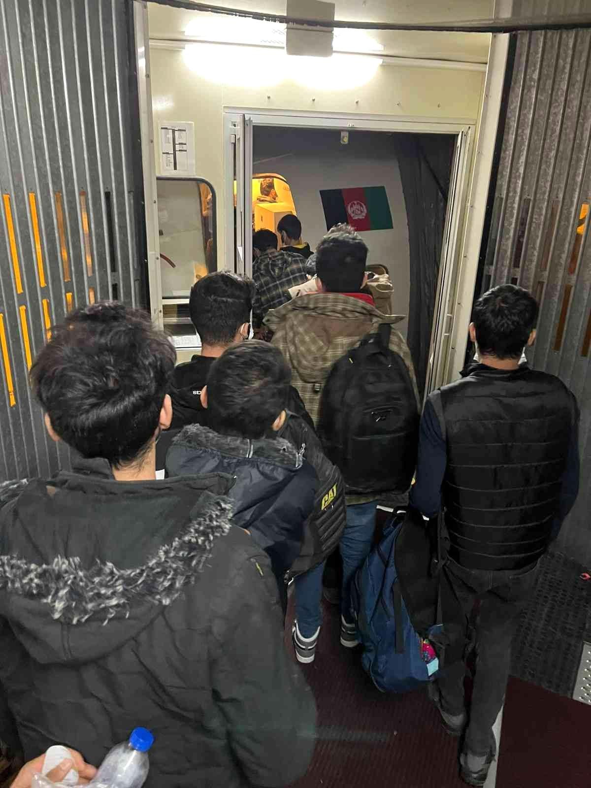 Kocaeli\'de 127 düzensiz göçmen sınır dışı edildi