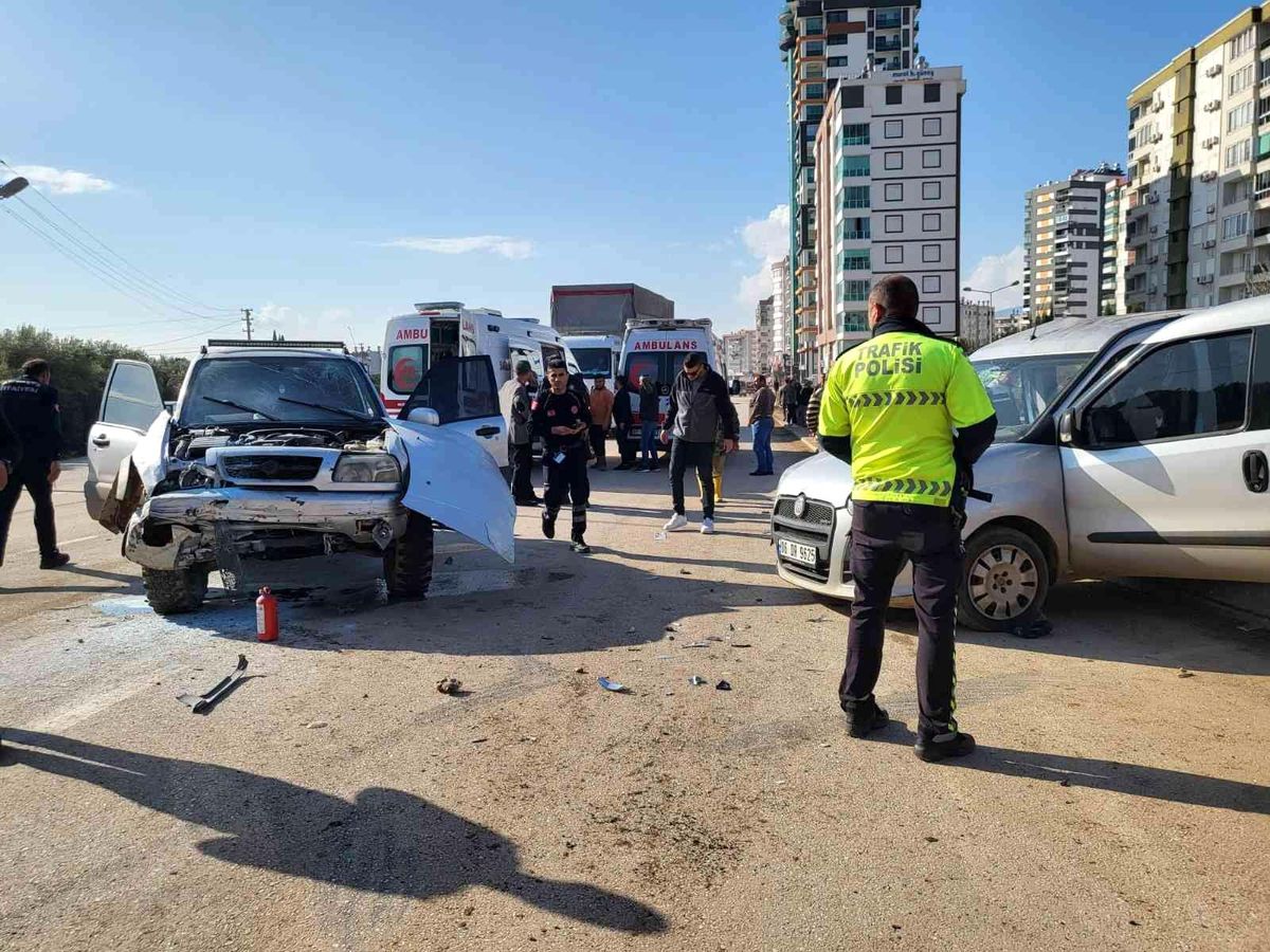 Kumluca\'da trafik kazası: 3 yaralı