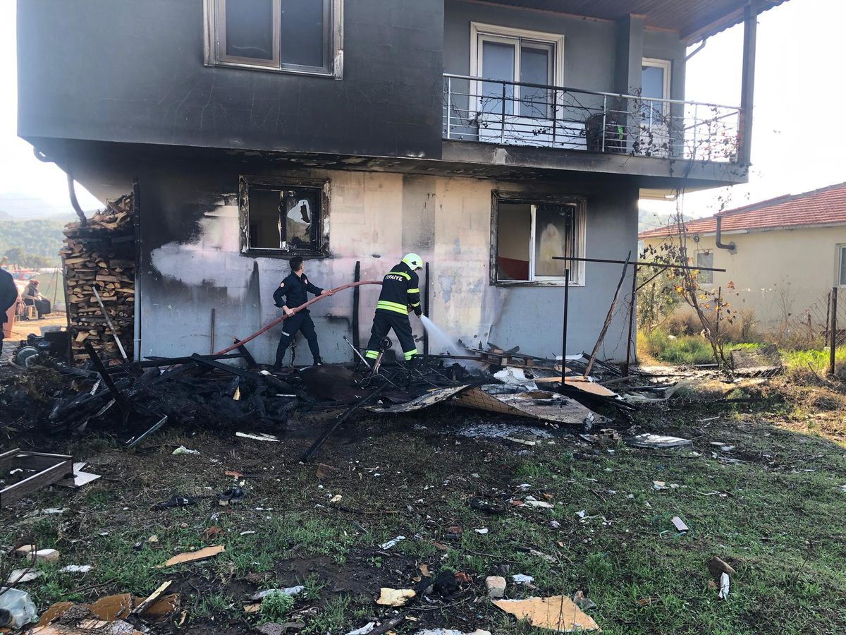Muğla\'da 2 katlı binada çıkan yangın itfaiye ekiplerince söndürüldü