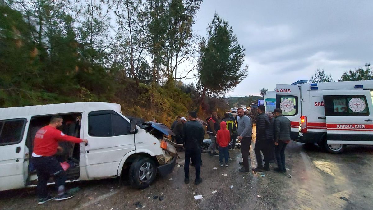 Osmaniye\'de kamyon ile minibüsün çarpışması sonucu 3 kişi yaralandı