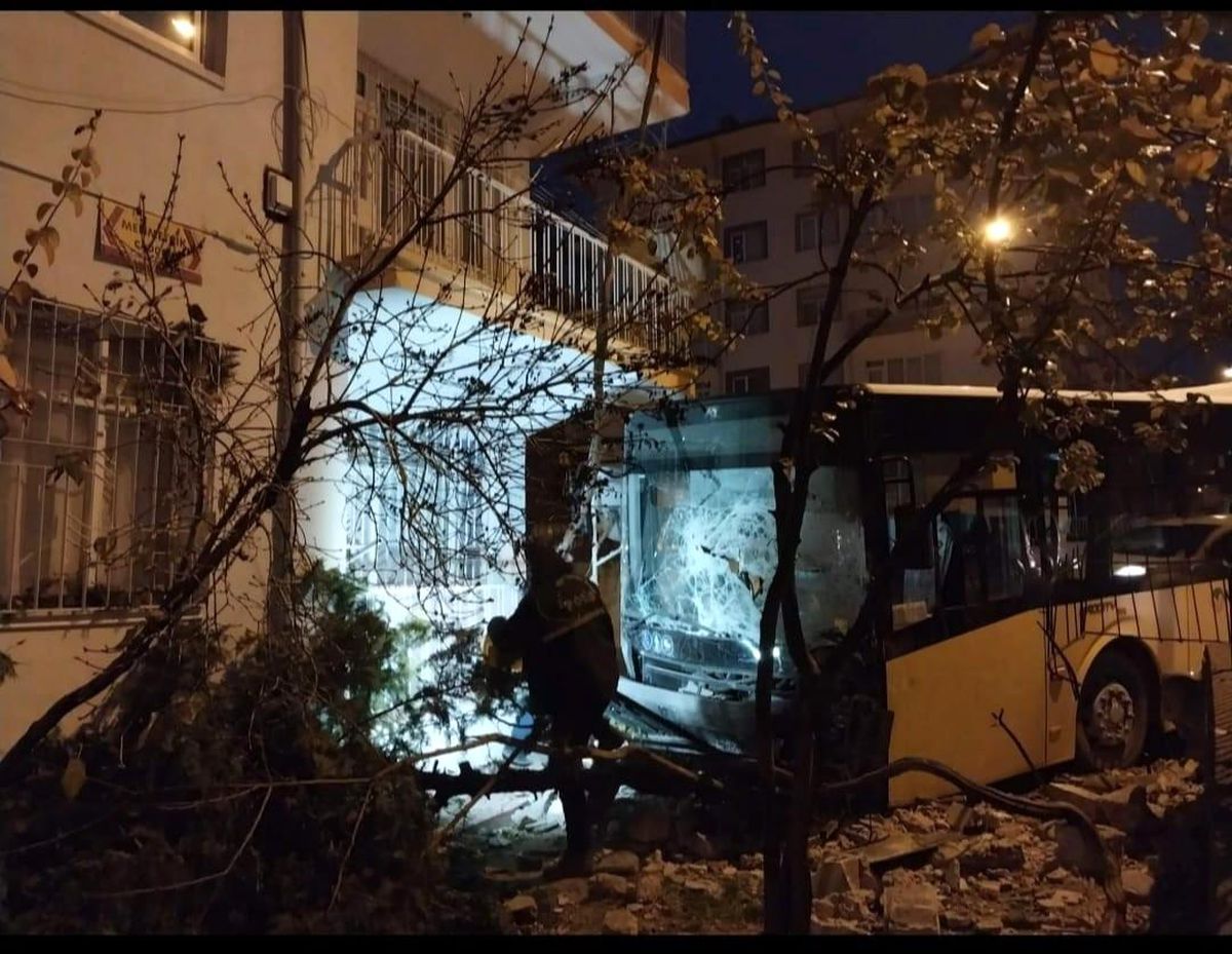 Otobüs ile hafif ticari araç çarpıştı: 1\'i ağır 8 yaralı