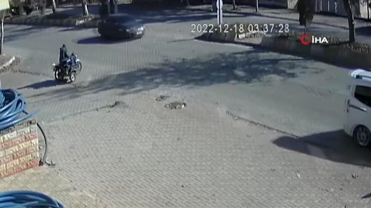 Otomobil yolun karşısına geçmeye çalışan motosikletliye böyle çarptı