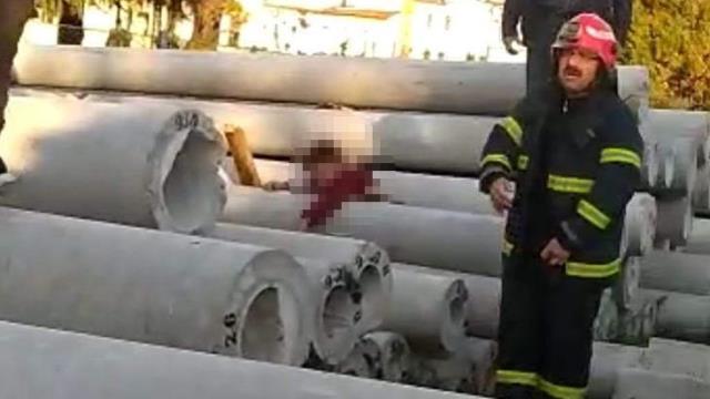 Oyun oynadığı beton direklerin arasına sıkışan 6 yaşındaki çocuk, feci şekilde hayatını kaybetti Oyun oynadığı beton direklerin arasına sıkışan 6 yaşındaki çocuk, feci şekilde hayatını kaybetti