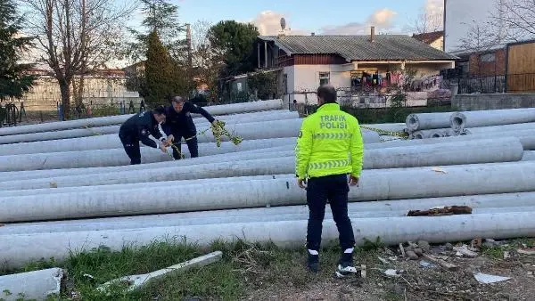 Oyun oynadığı beton direklerin arasına sıkışan 6 yaşındaki çocuk, feci şekilde hayatını kaybetti Oyun oynadığı beton direklerin arasına sıkışan 6 yaşındaki çocuk, feci şekilde hayatını kaybetti