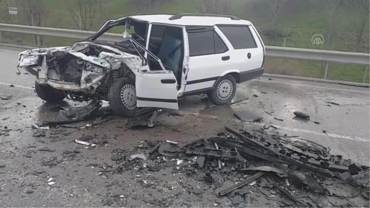 Sancaktepe\'de bir otomobille çarpışan araçta sıkışan sürücü yaralandı