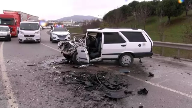 Sancaktepe'de iki araç kafa kafaya çarpıştı, otomobil kağıt gibi ezildi