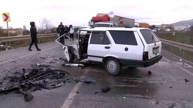 Sancaktepe'de iki araç kafa kafaya çarpıştı, otomobil kağıt gibi ezildi