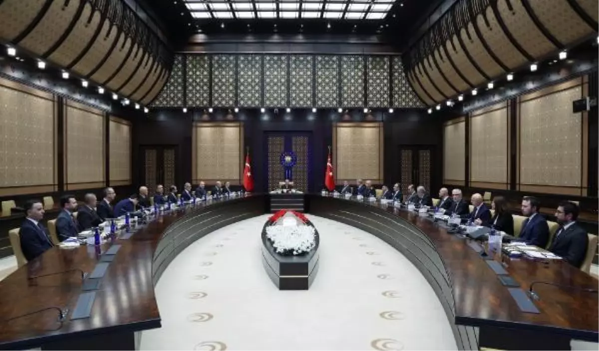 Savunma Sanayii İcra Komitesi Toplantısı'nda Türkiye'nin hava savunmasının güçlendirilmesi için Siper, Hisar ve Sungur sistemlerinin yeni seri...