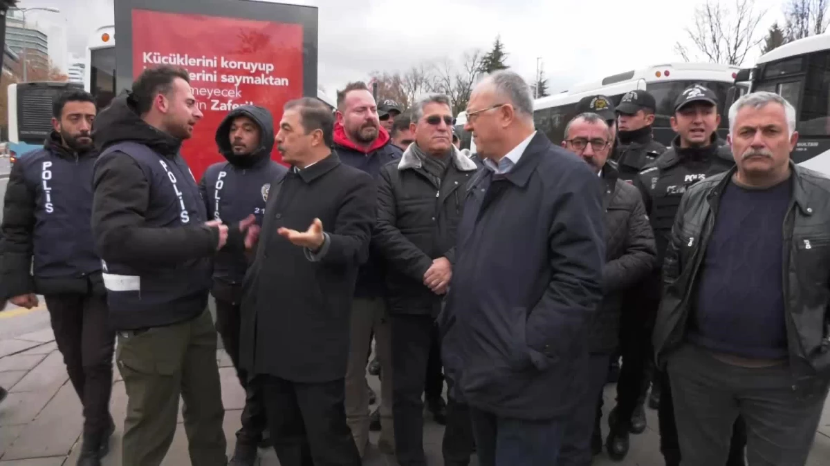 Sendikaların TBMM Önünde Yüzde 2 Baraj Teklifi Protestosuna Polis İzin Vermedi.