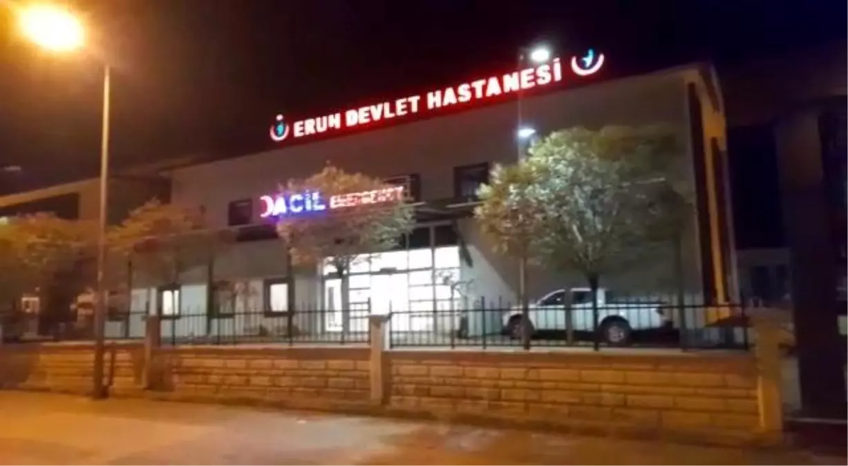 Siirt\'te çöken merdivenin altında kalan 2 kardeşten biri öldü