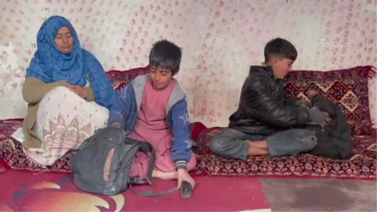 Sınıfta olması gereken küçük Afgan kardeşler 7 kişilik ailelerini geçindiriyor