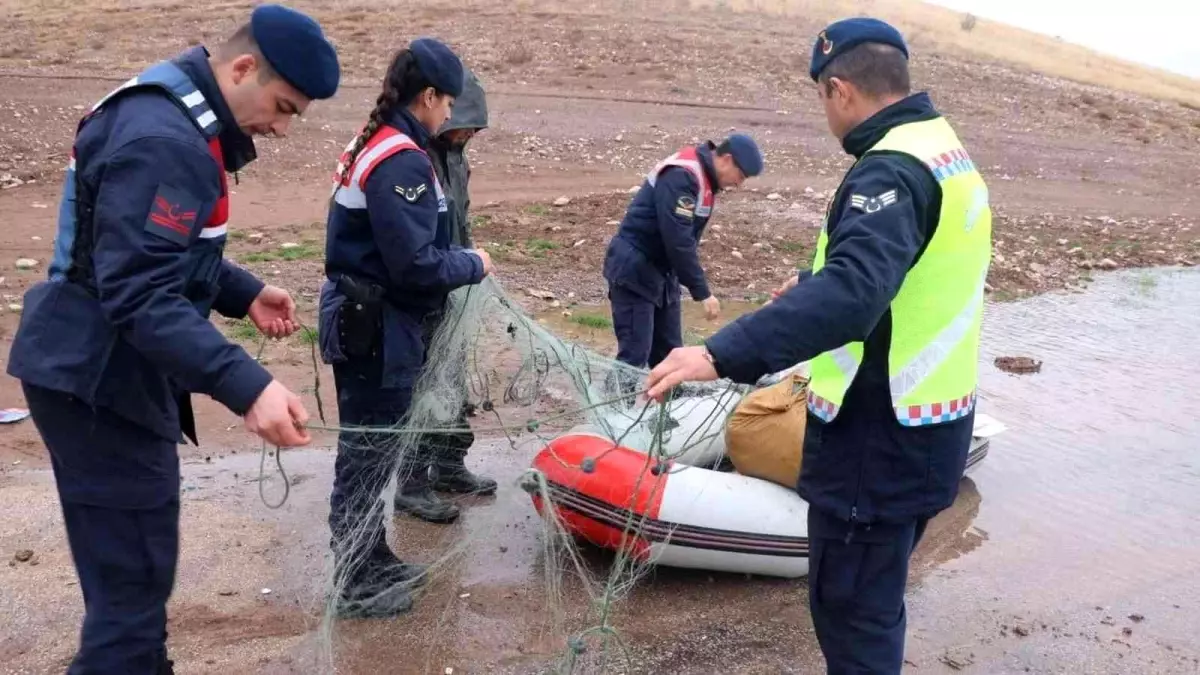 Sulama barajında bin metrelik misina ağı ele geçirildi: Ağa takılan balıklar suya bırakıldı