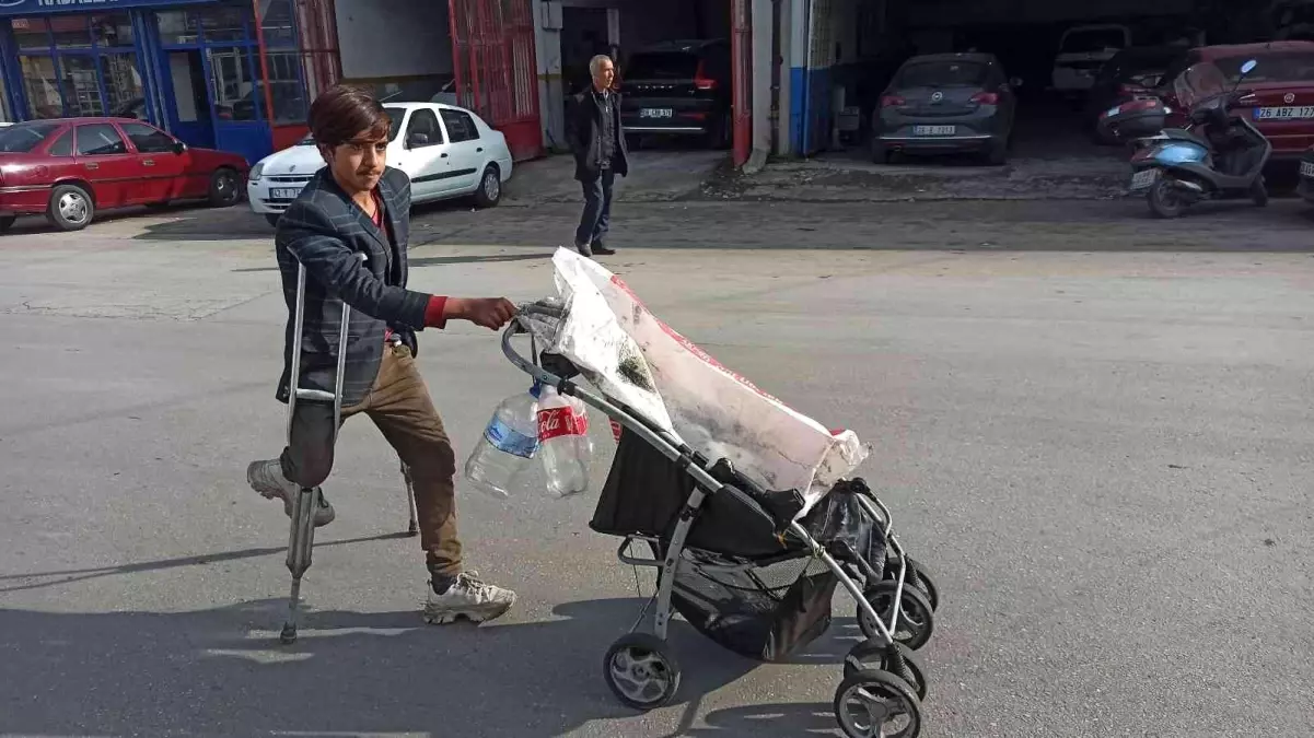 Tek ayak üzerinde çalışarak aile bütçesine destek oluyor