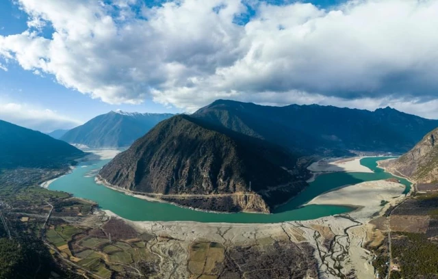 Tibet'teki Yarlung Zangbo Nehri'nin Havadan Manzarası