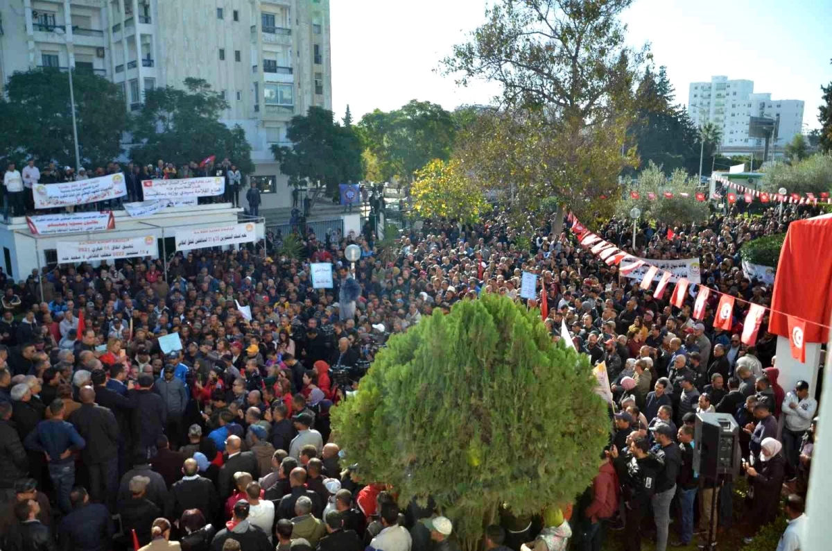 Tunus\'ta hükümet karşıtı protesto