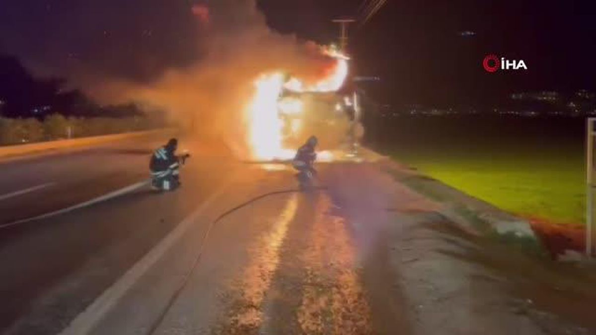 Yolcu otobüsü patlamalar eşliğinde alev topuna döndü, yolcular son anda kurtuldu