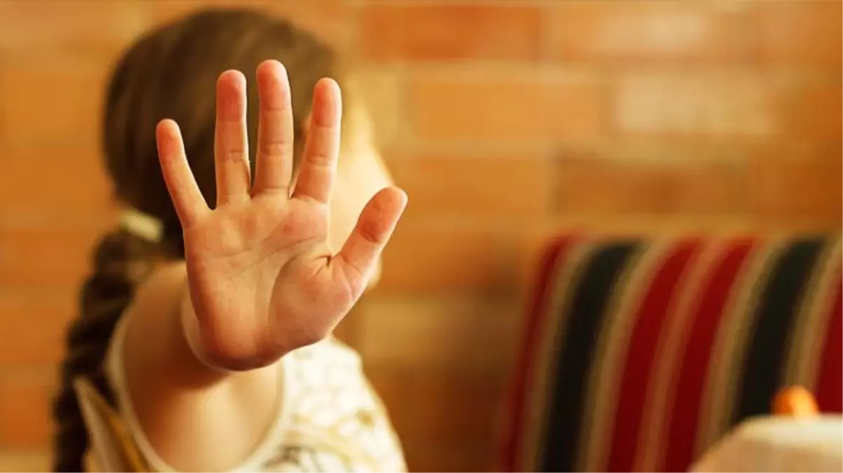 Kayseri\'de 5 yaşındaki kız çocuğunu kucağına alıp boyundan öpen bina görevlisi, "sarkıntılık" suçundan 4 yıl 2 ay hapis cezasına çarptırıldı