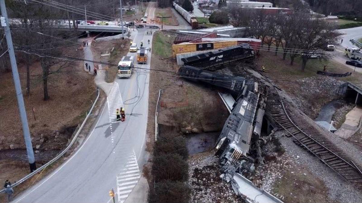ABD\'de yük treni, hemzemin geçitteki römorku biçti