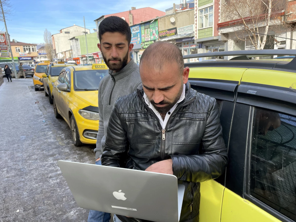 Ardahanlı taksiciler AA\'nın "Yılın Fotoğrafları" oylamasına katıldı