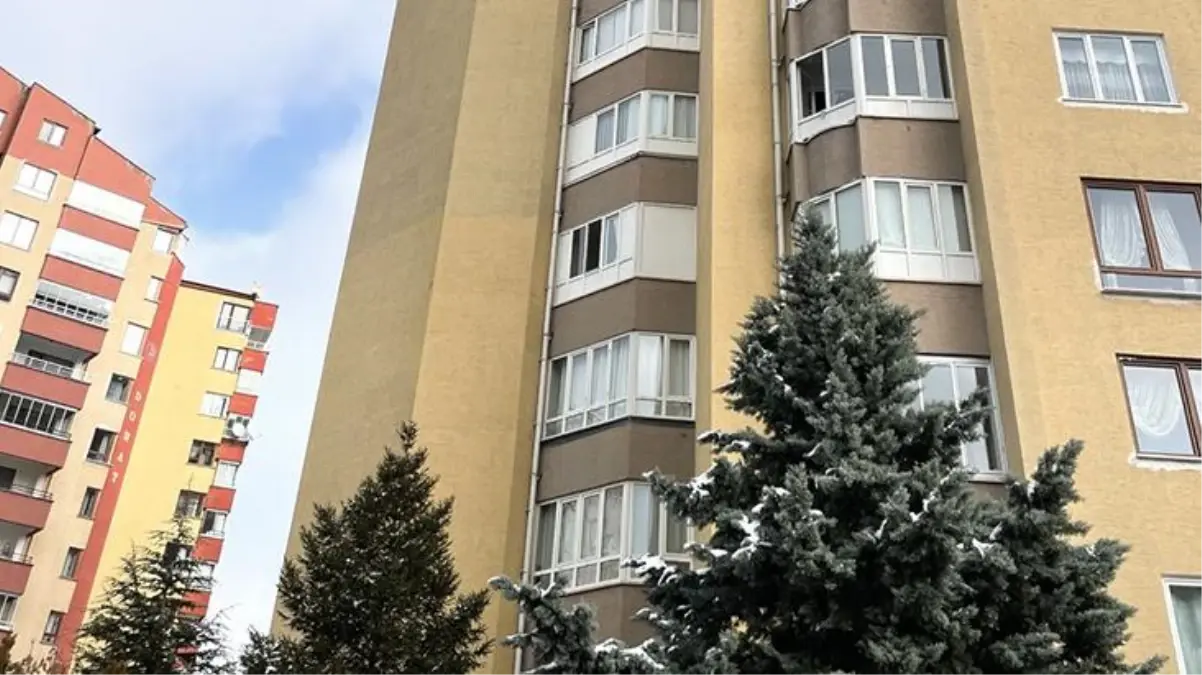 Kayseri\'de cam silerken 4. kattan beton zemine düşen kadın yaşamını yitirdi