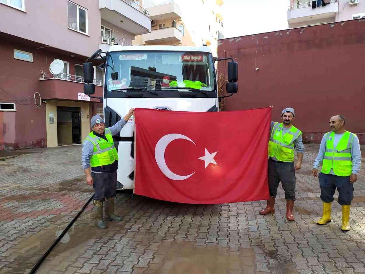 Çamurun içinde kalan Türk bayrağını yıkadılar