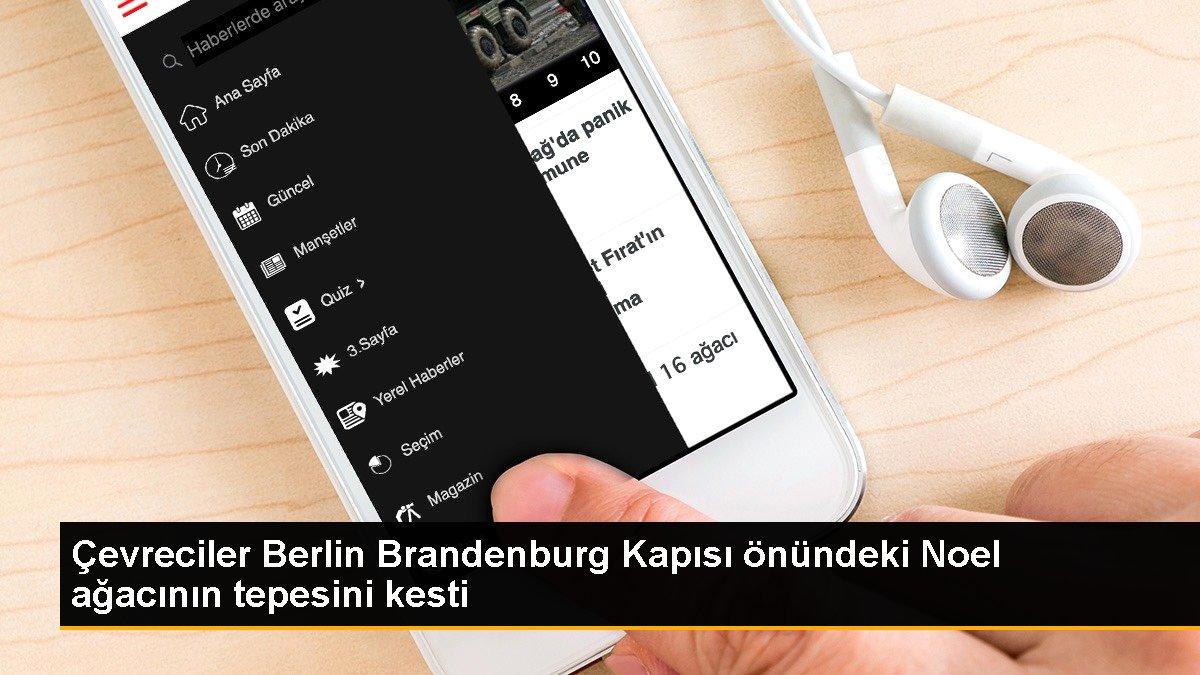 Çevreciler Berlin Brandenburg Kapısı önündeki Noel ağacının tepesini kesti