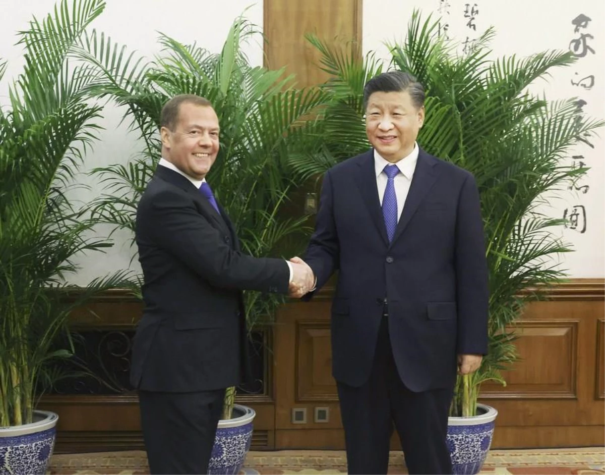 Çin Cumhurbaşkanı Xi, Birleşik Rusya Partisi Başkanı Medvedev\'i Kabul Etti