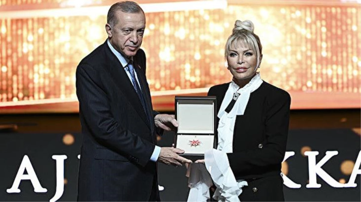 Cumhurbaşkanı Erdoğan\'dan Ajda Pekkan\'a jest! Şarkılarında geçen sözler üzerinden tebrik edip ödülünü takdim etti