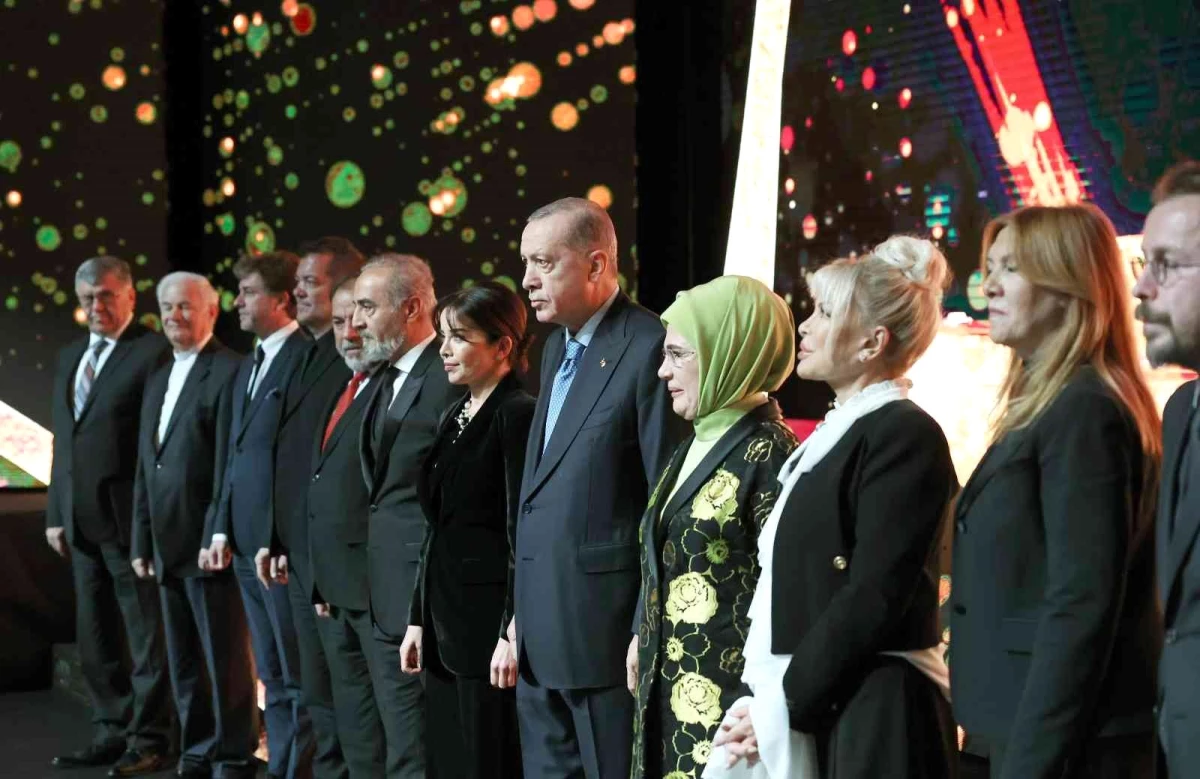 Cumhurbaşkanı Erdoğan, ünlü isimlere Cumhurbaşkanlığı Kültür ve Sanat Büyük Ödülleri\'ni takdim etti