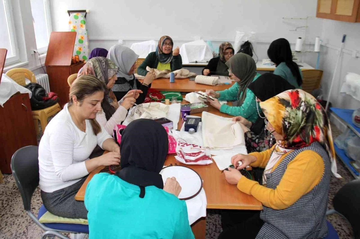 Elazığ\'da kadınlar, Halk Eğitim Merkezi\'ndeki kurslarda hem sosyalleşiyor hem de öğreniyor