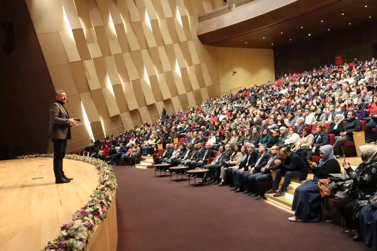 Eski Milli Eğitim Bakanı Selçuk\'tan, çocuk eğitimine ilişkin konferans