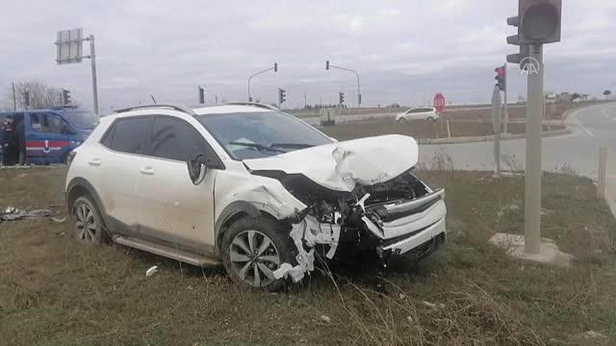 İki otomobilin çarpıştığı kazada 3 kişi yaralandı
