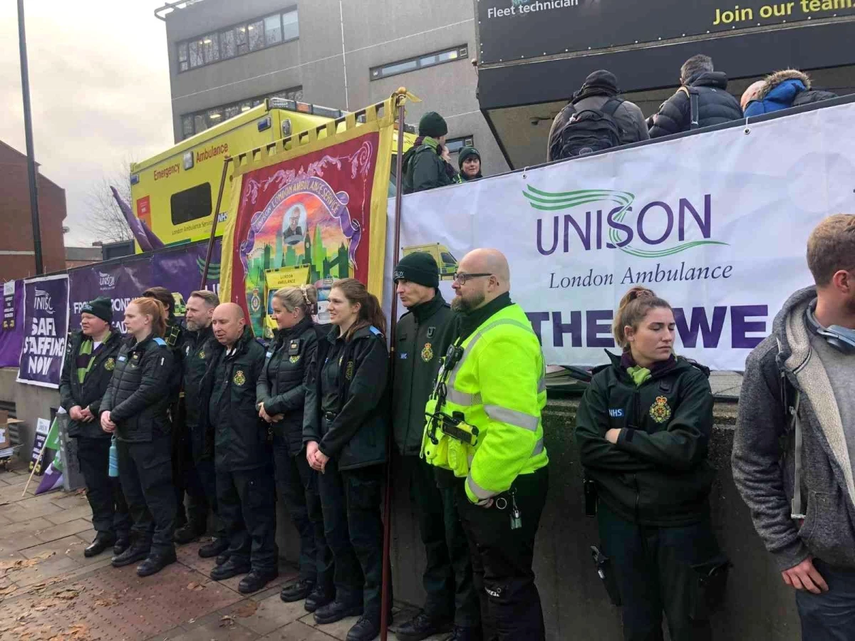 İngiltere\'de ambulans çalışanları grevde