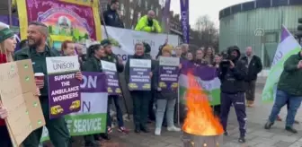 İngiltere ve Galler'de binlerce ambulans çalışanı greve gitti